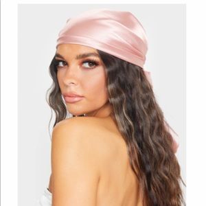 PRETTYLITTLETHING: Satin Bandana
